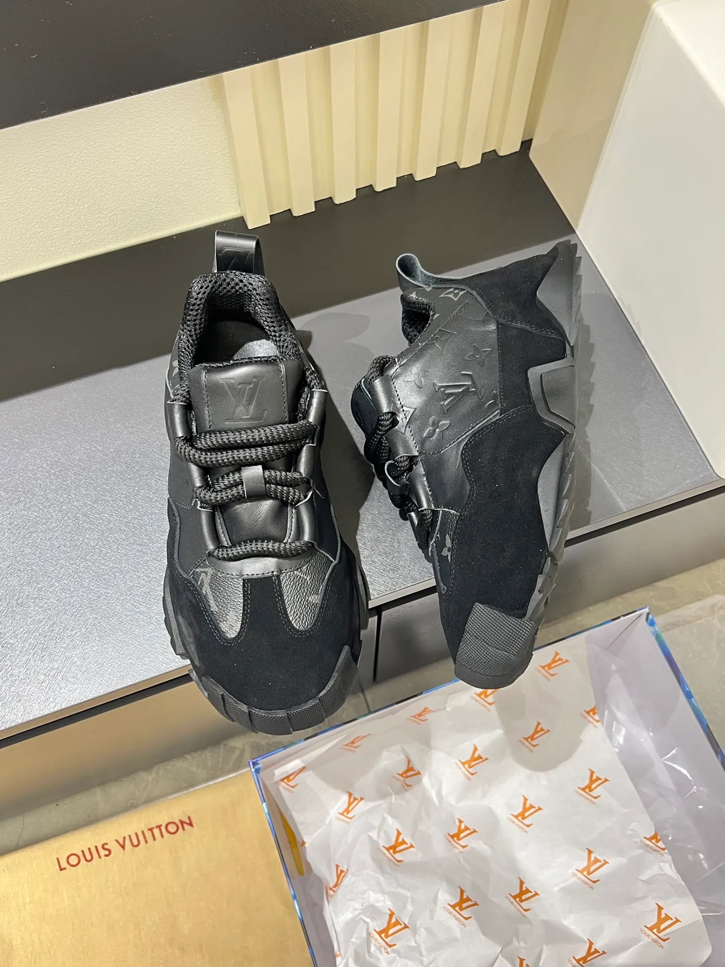 p600 "LOUI* VUITTO*" popular men's casual shoes, genuine development in Italy 💯Purchasing level quality ✔️The upper is made of first-layer cowhide, comfortable and soft sheepskin feet ⚡️ Fashionable and versatile, the toe last shape is firm and full, the soles are made from original LV molds and can be freely entered and exited the counter. Light and comfortable on the feet~Purely handmade, details determine quality! Size:39-44!